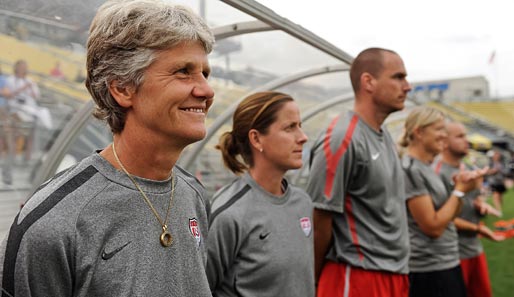 Trainerin Pia Sundhage (l.) will mit den USA bei der WM weit kommen