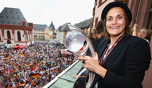 Nadine Angerer rundet mit der Trophäe ihr perfektes Jahr 2013 ab