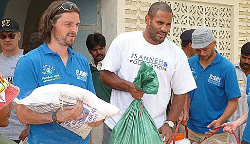 Pfannenstiel (l.) mit dem früheren Hertha- und Nürnberg-Profi Sanneh in Pakistan