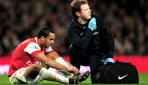 Theo Walcott verletzte sich gegen Stoke City und fehlt im Carling-Cup-Finale am Sonntag