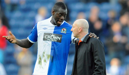 Blackpool-Coach Ian Holloway (r.) im Gespräch mit Blackburn-Hühne Christopher Samba