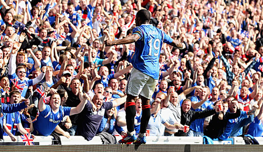 Sone Aluko bejubelt den Sieg der Glasgow Rangers im Old Firm gegen Celtic