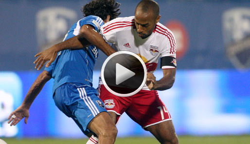 Arsenal-Legende Thierry Henry (r.) im Duell mit Milan-Legende Alessandro Nesta