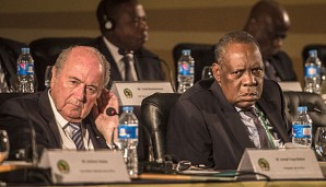 FIFA-Vizepräsident Issa Hayatou (r.) soll umgerechnet 1,33 Millionen Euro erhalten haben