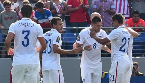 Fabian Johnson und Timothy Chandler feiern mit Dreifach-Torschütze Clint Dempsey