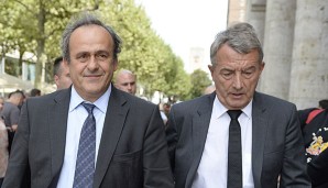 Platini (l.) könnte laut Wolfgang Niersbach (r.) unter der Last der Vorwürfe zusammenbrechen