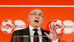 Michael van Praag und der KNVB haben sich dem Druck der Regierung gebeugt