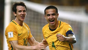 Robbie Kruse feiert mit Tim Cahill den Sieg gegen Jordanien