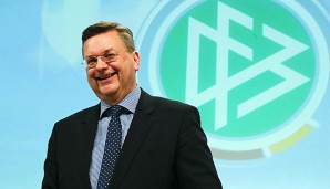 Reinhard Grindel sieht keine Grund Franz Beckenbauer zu drohen