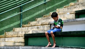 Im Stadion versammelten sich Fans und trauerten um die verunglückten Spieler