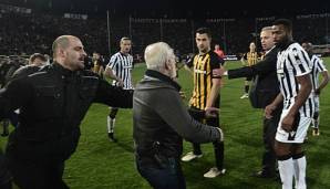 Eklat in Griechenland: Der PAOK-Besitzer Ivan Savvidis stürmt mit einer Waffe auf den Platz!