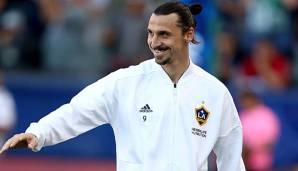 Ehrenmann Zlatan Ibrahimovic löst seine Wette ein.