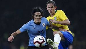 Cavani hier im Duell gegen Felipe Luis.