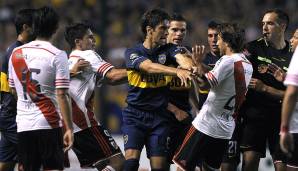 Eines vorneweg: Der Superclasico ist nicht nur ein reines Stadtderby. Rund 70 Prozent der argentinischen Bevölkerung bekennen sich nämlich zu einem der beiden Traditionsklubs. Somit hat die Partie im ganzen Land einen unglaublich hohen Stellenwert.