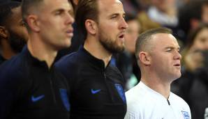 Sein legitimer Nachfolger Harry Kane stand übrigens auch nicht in der Startelf - dafür beim Hymnensingen neben Rooney.