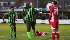 ADEBAYO AKINFENWA: Der 39-Jährige besitzt in England absoluten Kultstatus und das trotz oder gerade wegen seiner ungewöhnlichen Masse. Gute 100 kg bringt der Stürmer bei einer Größe von 1,83 m auf die Waage.