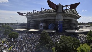 International, Fußballstadien