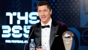 Robert Lewandowski hat bei der Wahl zum Weltfußballer Lionel Messi auf Platz zwei verwiesen. Während der Bayern-Star seinem Konkurrenten auch Stimmen gab, wurde er selbst von Messi ignoriert. Wir zeigen Euch, wie die Stars und Trainer abstimmten.