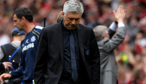 Carlo Ancelotti nach dem 1:2 in Manchester. Im Hintergrund jubelt Alex Ferguson