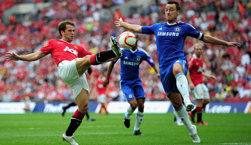 Michael Owen (l.) trägt auch in der nächsten Saison das Trikot der Red Devils