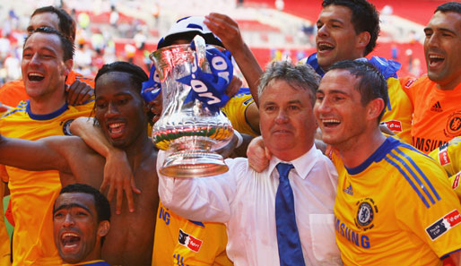 Ein Bild aus besseren Tagen: Guus Hiddink feiert mit dem FC Chelsea den FA-Cup-Gewinn