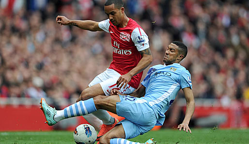 Arsenals Theo Walcott (l.) im Duell mit Gael Clichy von Manchester City