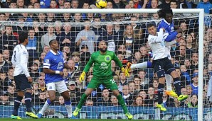 Evertons Romelu Lukaku (r.) im Kopfballduell mit Kyle Walker