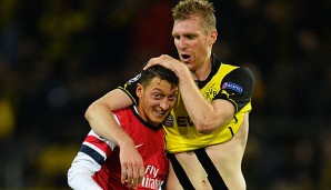 Erst seit diesem Sommer spielen Özil (l.) und Mertesacker (r.) gemeinsam bei Arsenal