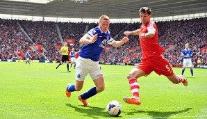 Dejan Lovren (r.) wird sich in der kommenden Saison das Trikot des FC Liverpool überstreifen