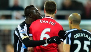 Papiss Cisse bespuckt Evans von Manchester United