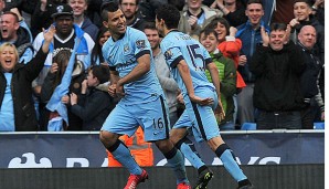 Sergio Agüero bejubelt sein Tor mit Jesus Navas