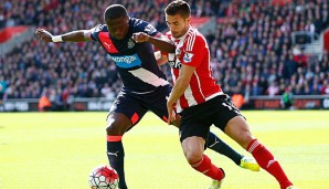 Chancel Mbemba (l.) stieg vergangene Saison mit Newcastle United ab