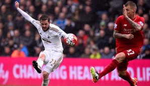 Gylfi Sigurdsson (l.) bleibt bei den Walisern von Swansea City