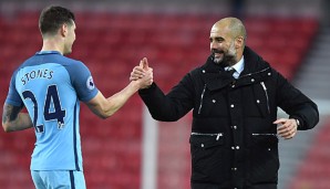 Pep Guardiola und John Stones wechselten beide im Sommer 2016 zu Manchester City