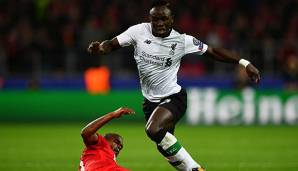 Sadio Mane setzt sich gegen seinen Verteidiger durch