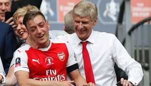 Mesut Özil (l.) hat seinen Trainer Arsene Wenger gelobt.