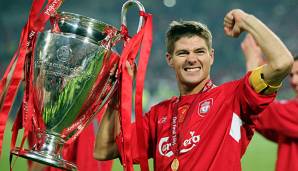 Steven Gerrard mit seiner wohl bedeutendsten Trophäe, dem Champions-League-Pokal.