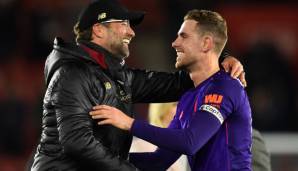 Jürgen Klopp umarmt Kapitän und Torschütze Jordan Henderson.