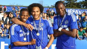 Tammy Abraham (r.) bejubelt mit Charly Musonda und Isaiah Brown den Sieg der UEFA Youth League 2015.