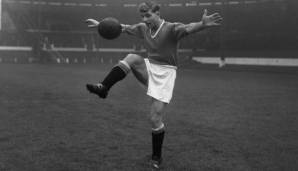 Duncan Edwards jongliert vor der Saison 1956/57 bei einem Fotoshooting mit dem Ball.