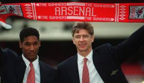 Arsenal-Manager Arsene Wenger (r.) präsentiert stolz seinen Neuzugang: Nicolas Anelka