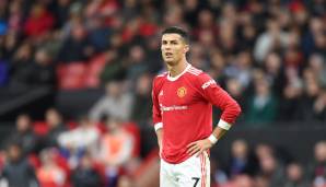 APRIL 2022: Nach dem 0:1 Uniteds gegen Everton zertrümmerte CR7 das Handy eines Fans. Dies ging aus einer Aufnahme, mutmaßlich von einem Anhänger, hervor. Dort war zu sehen, wie Ronaldo beim Verlassen des Spielfelds das Handy auf den Boden wirft.