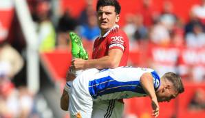 Harry Maguire packt beherzt bei Leandro Trossard von Brighton & Hove Albion zu. United unterlag dem Außenseiter beim Saisonstart im eigenen Stadion mit 1:2.