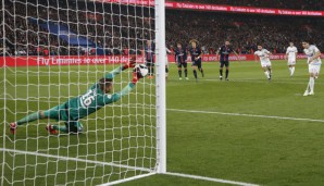 Kevin Trapp parierte einen Elfmeter gegen Abdelaziz Barrada