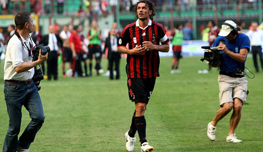 Paolo Maldini auf der Ehrenrunde nach seinem letzten Spiel im Giuseppe-Meazza-Stadion am 24. Mai