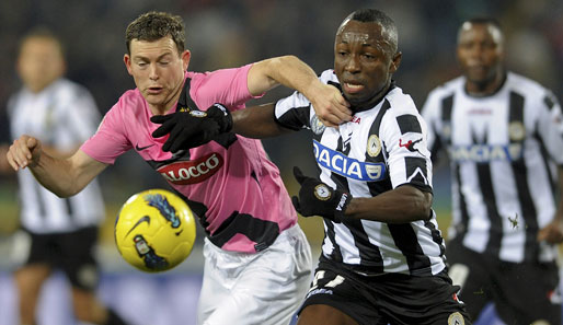 Juves Stephan Lichtsteiner (l.) im Duell mit Kwadwo Asamoah