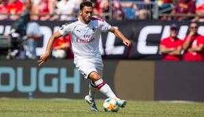 Die drei Mittelfeldpositionen kann der neue Milan-Coach praktisch auswürfeln. Seines Platzes sicher sein dürfte sich nur der frühere HSV-Profi Hakan Calhanoglu (25), der in seine dritte Saison bei den Lombarden geht.