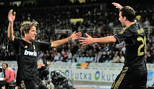 Komm' in meine Arme: Reals Fabio Coentrao (l.) und Gonzalo Higuain bejubeln das 1:0