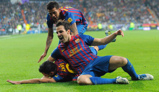 Cesc Fabregas (M.) hat sich in Barcelonas Stammelf bereits etabliert