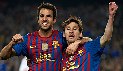 Cesc Fabregas (l.) wechselte 2011 für rund 34 Millionen Euro von Arsenal zu Barcelona